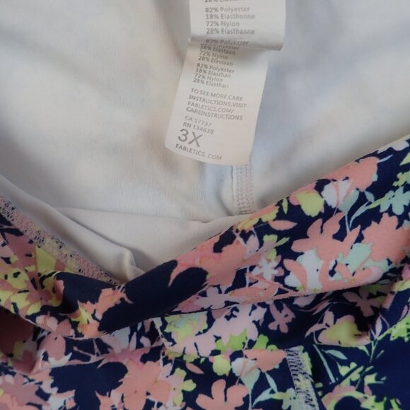 Fabletics Capri Leggings Womens 3x Yoga Pants Floral Print - Picture 3 of 8